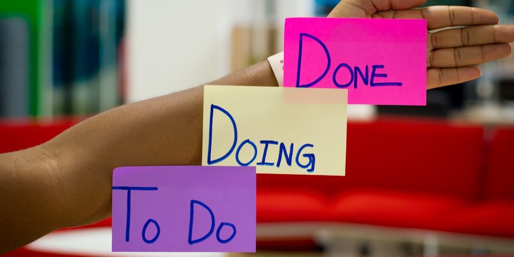 社交媒体内容矩阵示意图：展示Instagram、TikTok、Facebook等多个平台如何围绕一个独立站品牌协同工作，形成内容流