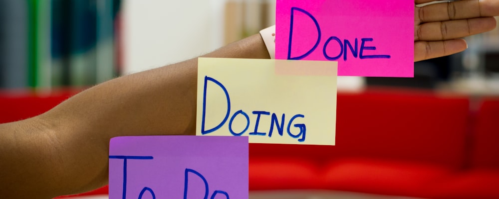 域名注册与主机选择流程示意图：展示从域名查询、购买到绑定主机的步骤