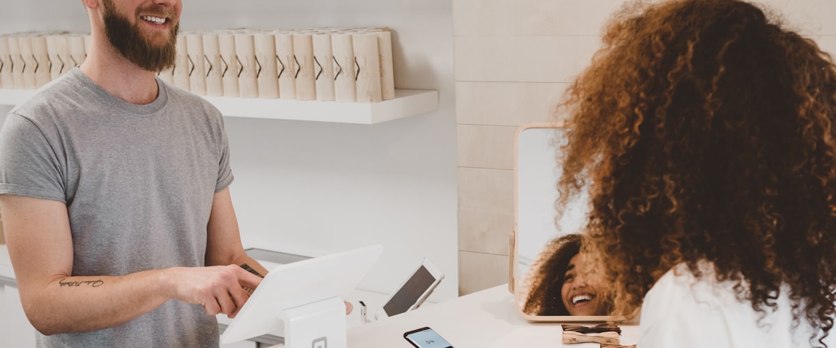 全球支付方式图标集合、物流仓储网络图与多语种在线客服系统界面